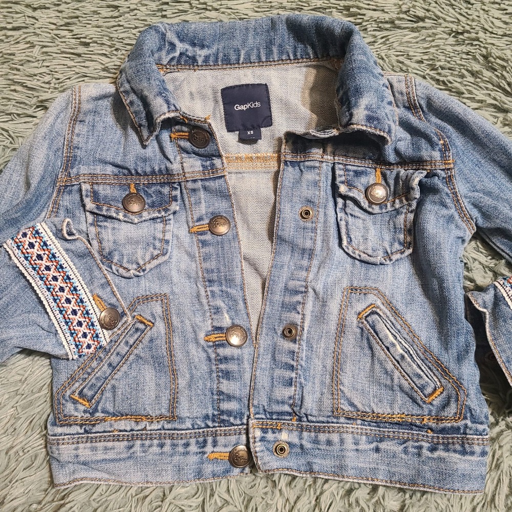 Gap Kids Light Denim Jean Jacket XS 4/5 Boho Embellished Cuffs‎ Pockets Snaps